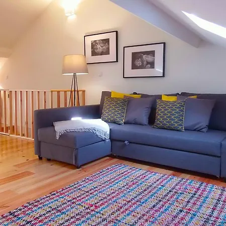 Cozy Attic Up To 4 Guests *